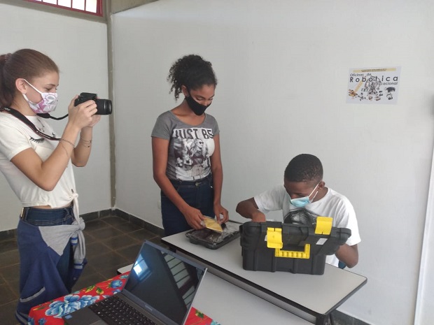 A Escola Estadual Professora Maria Gomes da Silva, em Chapada do Norte, foi premiada em duas edições e com os R$ 200 mil que ganhou está se organizando para desenvolver os projetos de Robótica, Horta Escolar, Oficina de Rádio e Oficina de Fotografia. Foto: Arquivo da Escola 